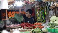 Pedagang menunggu pembeli di kiosnya di Pasar Lembang, Tangerang, Selasa (24/8/2021). Berdasarkan survei pemantauan harga yang dilakukan bank sentral pada minggu ketiga Agustus 2021, inflasi diperkirakan sebesar 0,04% secara bulanan atau month on month (mom). (Liputan6.com/Angga Yuniar)