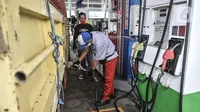 Petugas mengisi bahan bakar jenis Biosolar pada kendaraan di SPBU Pertamina di Jakarta, Rabu (17/2/2021). Pemerintah terus berupaya menekan impor bahan bakar minyak, di antaranya melalui program mandatori biodiesel yang ditingkatkan menjadi B30 sejak awal tahun lalu. (merdeka.com/Iqbal S. Nugroho)