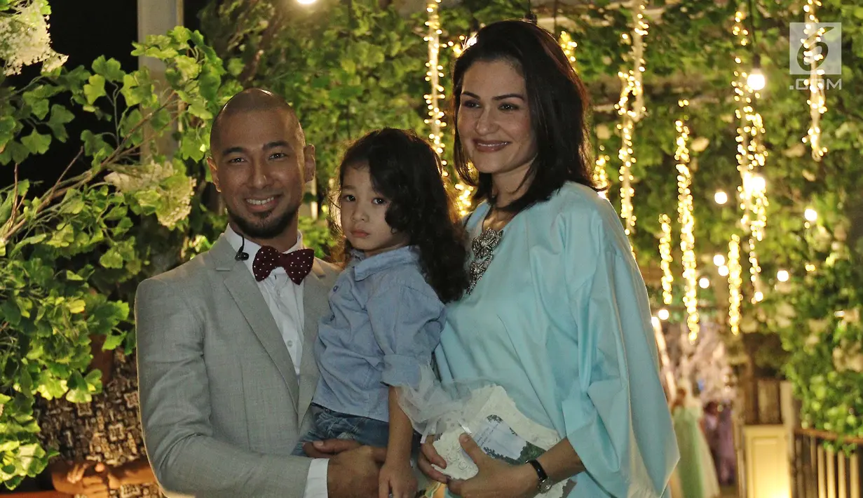 Penyanyi Marcell Siahaan bersama sang istri, Rima Melati Adams serta anaknya menghadiri resepsi kedua pernikahan Laudya Cynthia Bella dan Engku Emran di kawasan Dago, Bandung, Minggu (8/10). (Liputan6.com/Herman Zakharia)