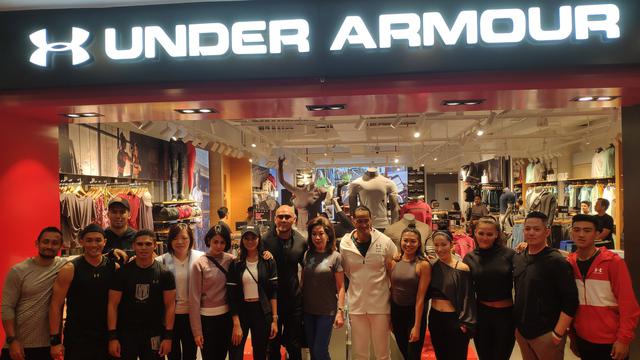 Ade Rai saat Pembukaan toko baru Under Armour