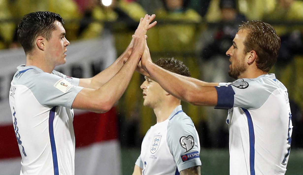 Striker Inggris, Harry Kane, bersama Michael Keane, melakukan selebrasi usai mencetak gol ke gawang Lithuania pada laga kualifikasi Piala Dunia di Stadion Vilnius, Minggu (8/10/2017). Inggris menang 1-0 atas Lithuania. (AP/Mindaugas Kulbis)