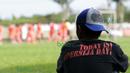 Suporter The Jack hadir memberi dukungan saat Tim Persija Jakarta berlatih di Lapangan Youth Training Center, Sawanngan, Depok, Rabu (17/2/2016). (Bola.com/Nicklas Hanoatubun)