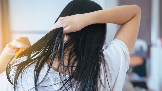 Menyisir rambut saat basah