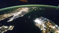 Citra satelit Semanjung Korea di malam hari. (Sumber NASA Earth Observatory)