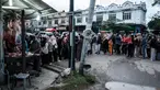 Orang-orang mengantre untuk membeli daging di salah satu toko daging di Banda Aceh, pada 27 Februari 2025. (YASUYOSHI CHIBA/AFP)