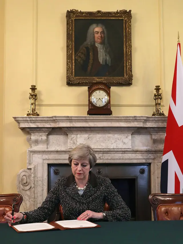 20170328-PM Inggris Teken Surat Untuk Memulai Brexit-AFP