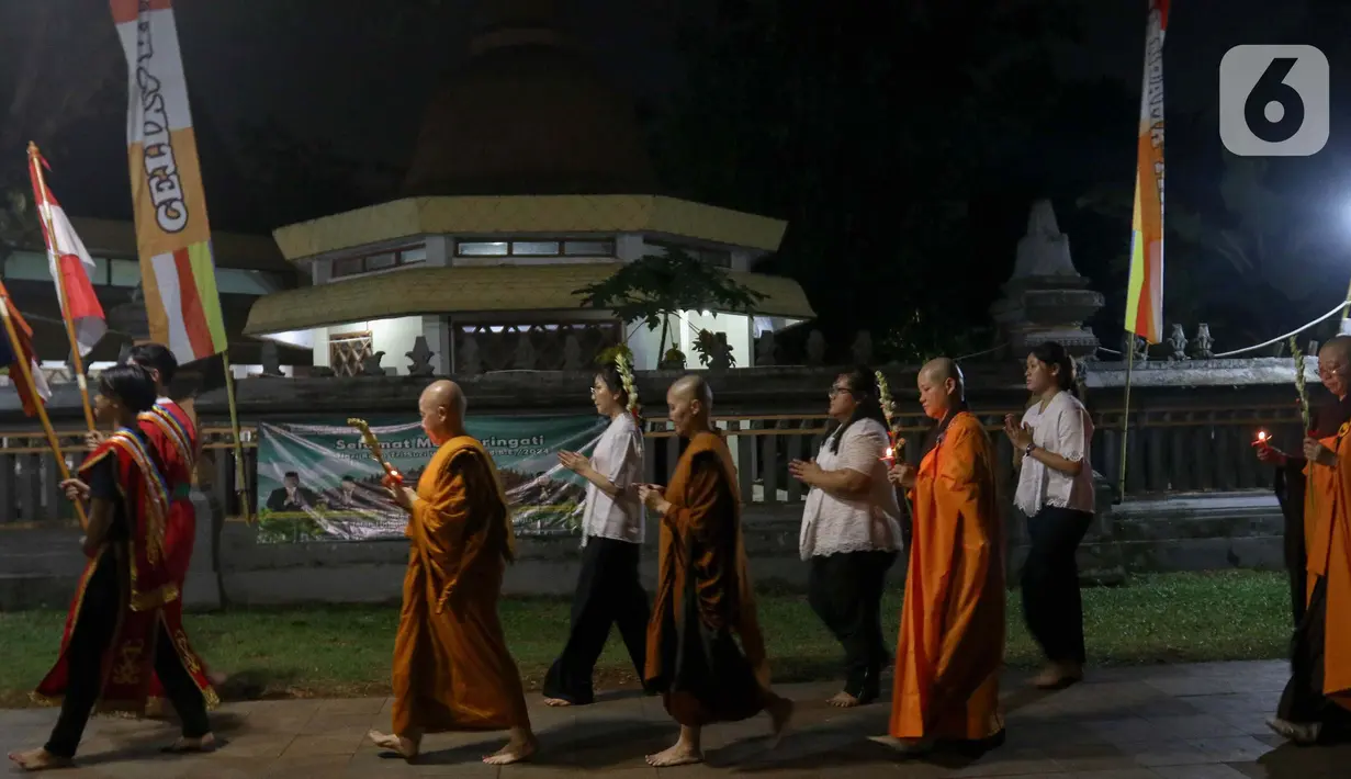 Umat Buddha menyambut Waisak dengan penuh kesadaran dan meneladani sifat-sifat luhur Buddha. (Liputan6.com/Herman Zakharia)