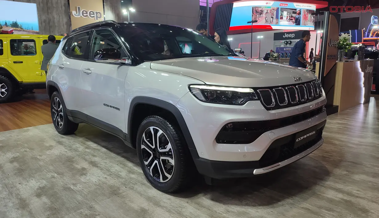 DAS Indonesia Memamerkan Mobil dengan segmen SUV 5 seater yang bernama Jeep Compass. Mobil berdimensi 4.405 mm x 1.818 mm x 1.640 mm ini memiliki desain yang mengkombinasikan konsep Offroad dan Urban sehingga mobil ini cocok digunakan di mana saja.