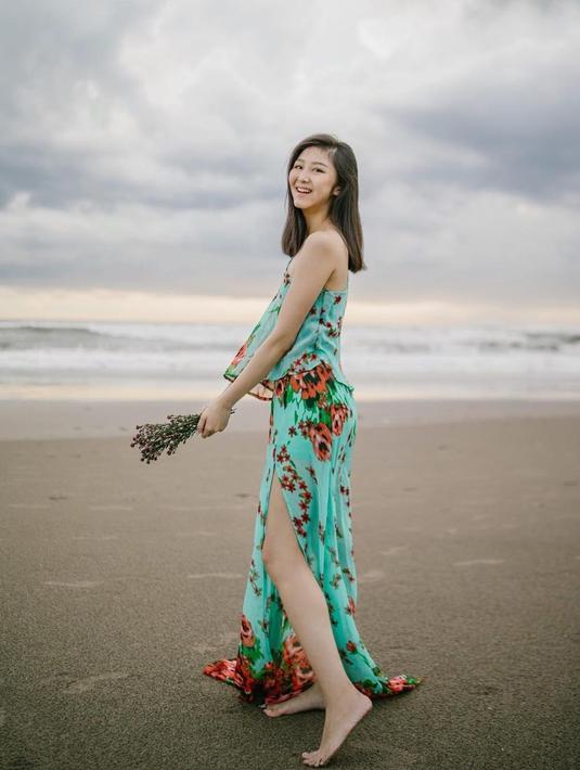 Gaya OOTD Ayu Saraswati saat pemotretan di pantai ini pun bisa jadi inspirasi. Tampil sederhana dengan simpel dress motif bunga, ia tetap terlihat begitu menawan. (Liputan6.com/IG/@ayusarasw)
