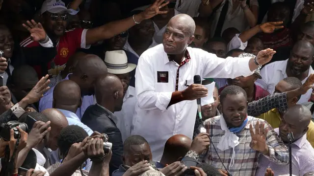 Calon presiden Kongo, Martin Fayulu menyalami pendukungnya di Kinshasha, Kongo (AP)