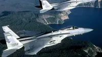 Ilustrasi dua pesawat jet tempur F-15 sedang terbang di atas Crater Lake di negara bagian Oregon. (Sumber USAF)