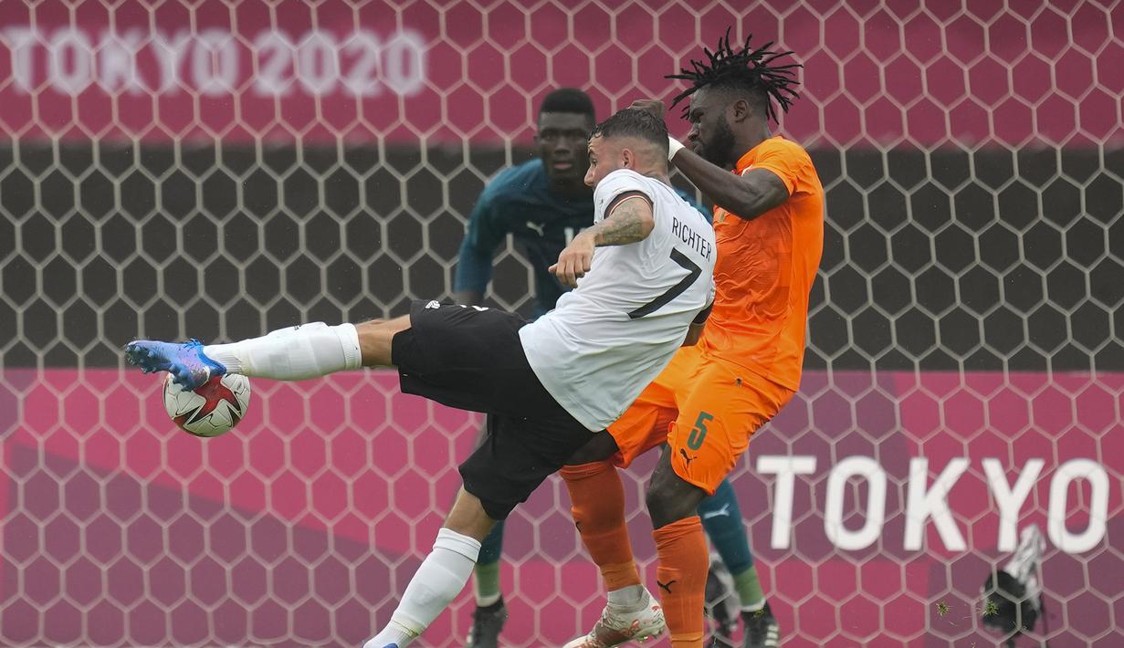 Dalam laga yang digelar di Miyagi Stadium, Jerman tampil menekan di awal laga. Pada menit ke-10 Marco Richter mampu melepaskan tembakan di muka gawang Pantai Gading yang sayangnya masih melebar. (Foto: AP/Andre Penner)