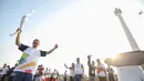 Gubernur DKI Jakarta Anies Baswedan mengangkat obor saat puncak Kirab Obor Asian Games 2018 di Jakarta, Sabtu (18/8). Obor diarak mulai dari Monumen Nasional (Monas) menuju Stadion Utama Gelora Bung Karno (GBK). (Liputan6.com/Faizal Fanani)