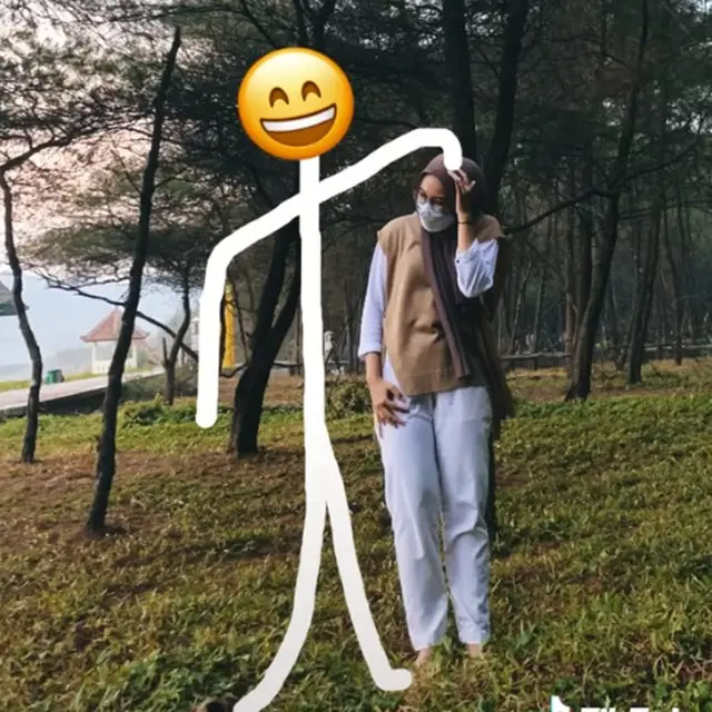 6 Editan Foto Wanita Bareng ‘Kekasih’ Emoji Ini Kreatif Sekaligus Kocak