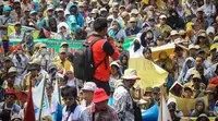 Dalam aksinya, ribuan pegawai ini mengenakan seragam PNS warna cokelat dan sebagian lainnya mengenakan seragam PGRI, Jakarta, (15/10/14). (Liputan6.com/Faizal Fanani) 