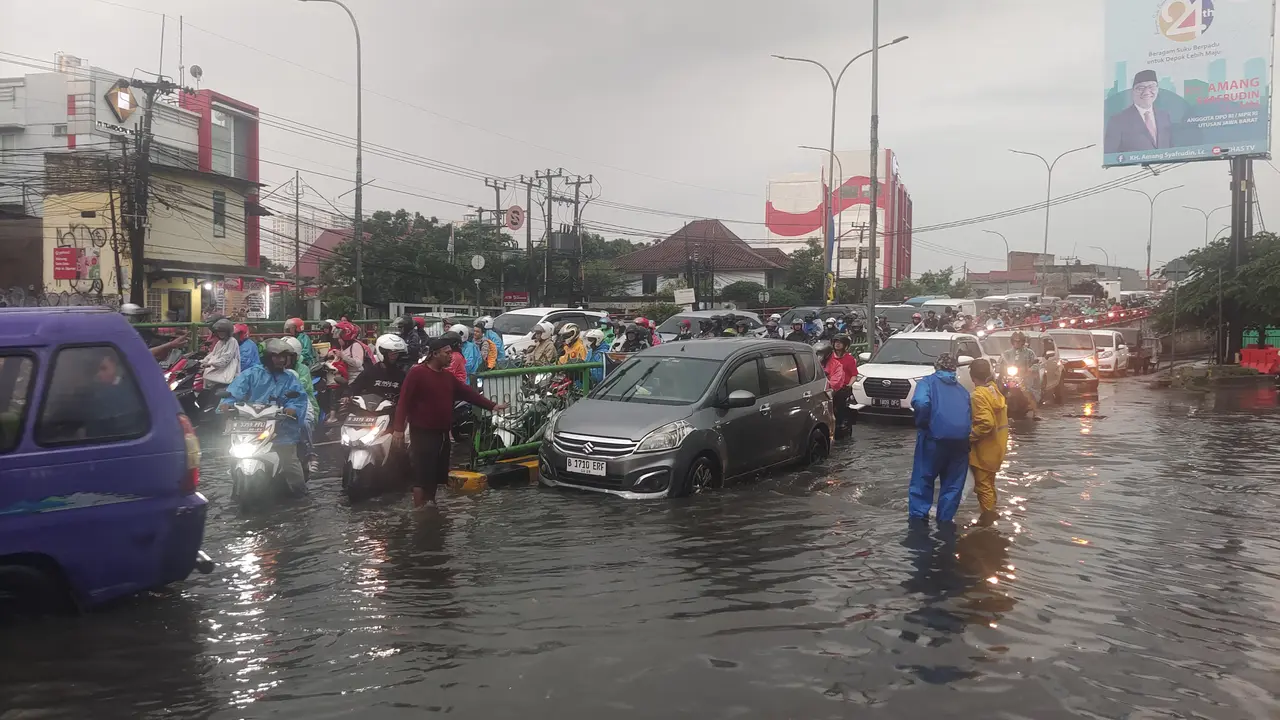 Depok Tergenang Banjir dan Bikin Lalu Lintas Macet