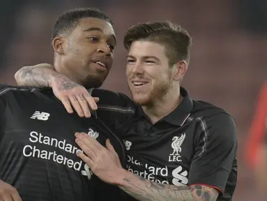 Pemain Liverpool, Alberto Moreno (kanan) merayakan Gol bersama,Jordon Ibe  Pada Leg pertama semi-final Piala Liga Inggris di Stadion Britannia, Stoke-on-Trent, Inggris, Rabu (06/01/2016) dini hari WIB. (AFP Photo/Oli Scarff)