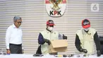 Ketua Komisi Pemberantasan Korupsi (KPK), Setyo Budiyanto (kiri) menyaksikan petugas yang akan memperlihatkan barang bukti Operasi Tangkap Tangan (OTT) di Kantor Imigrasi Jakarta Barat, Gedung Merah Putih KPK, Jakarta, Kamis (4/6/2026). (Liputan6.com/Helmi Fithriansyah)