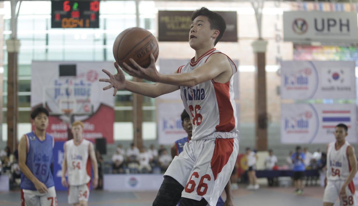 Para pebasket muda saat Kamp Penyisihan Kejuaraan Dunia Jr. NBA untuk wilayah Asia Pasifik di UPH Karawaci, Tangerang, Minggu (16/6). Nantinya akan dipilih 10 putra dan 10 putri untuk Kejuaraan Dunia. (Bola.com/Vitalis Yogi Trisna)