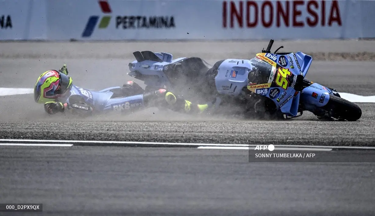 Pembalap Gresini Racing MotoGP asal Spanyol, Fermin Aldeguer, tergelincir keluar lintasan usai mengalami kecelakaan saat sesi latihan bebas menjelang Grand Prix MotoGP Indonesia di Sirkuit Internasional Mandalika, Mandalika, Jumat (9/10/2026). (SONNY TUMBELAKA/AFP)