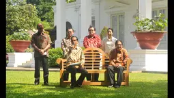 Presiden Jokowi (ketiga kiri) memberikan pengumuman terkait penurunan harga BBM bersubsidi di kompleks Istana Kepresidenan, Jakarta, Jumat (16/1). (ANTARA FOTO/Andika Wahyu)