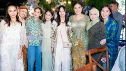 Nikita Mirzani tampak berfoto dengan sejumlah artis yang hadir di acara tersebut. Termasuk satu frame dengan Azizah Salsha. Seperti diketahui, keduanya sempat ramai di media sosial karena Nikita membela Azizah dari dugaan perselingkuhan yang dibongkar Rachel Vennya. (Liputan6.com/IG/@nikitamirzanimawardi_172)