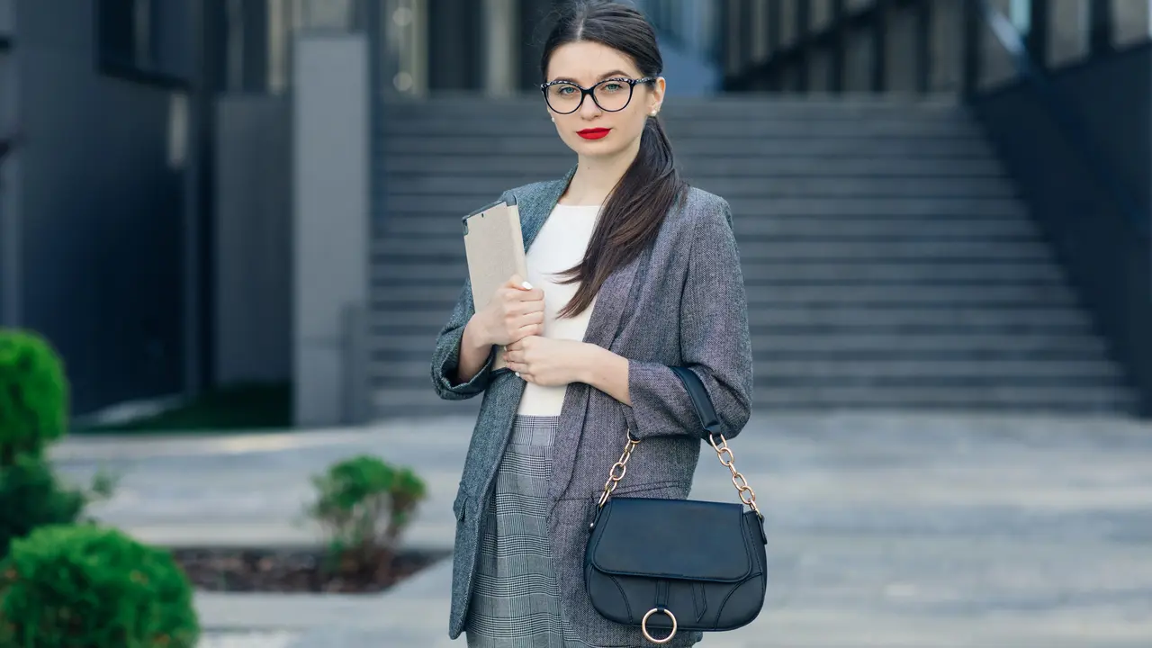 Ini Dia 4 Outfit Viral Buat Ngantor Tapi Tetap Stylish, Biar Nggak Dibilang Kaku
