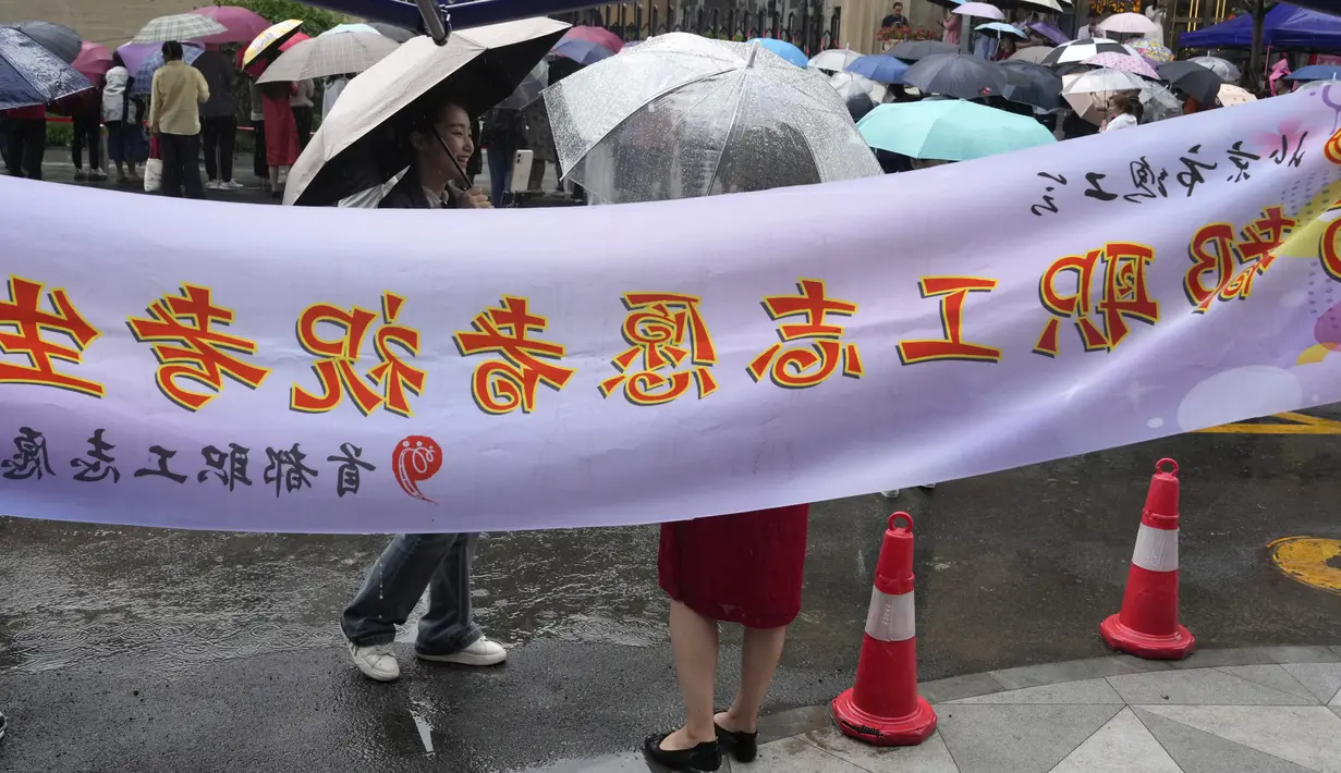 Jumlah ini merupakan rekor tertinggi sejak matrikulasi dimulai kembali di China pada tahun 1977, dan menandai peningkatan 510.000 siswa dibandingkan dengan tahun lalu, demikian diungkapkan oleh Kementerian Pendidikan. (AP Photo/Ng Han Guan)