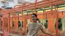 Penyanyi Alika Islamadina juga hadir mengenakan atasan sheer coklat lengan pendek dipadukan rok panjanh hitam. Ia membawa tas Hermes putih. [@alikaislamadina]