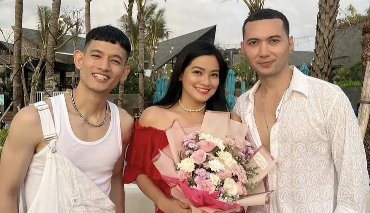 Titi Kamal kembali mengenakan mini dress. Kali ini ia memilih mengenakan warna merah.  (@titi_kamall)