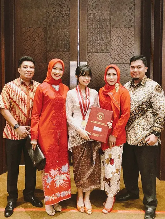 Alya Rohali dan Eri Surya Kencana kompak tampil demi anak semata wayangnya, Diarra Annisa Radini yang wisuda. Seperti diketahui, pasangan ini resmi cerai sejak 2003 silam. (instagram/namiradjani)