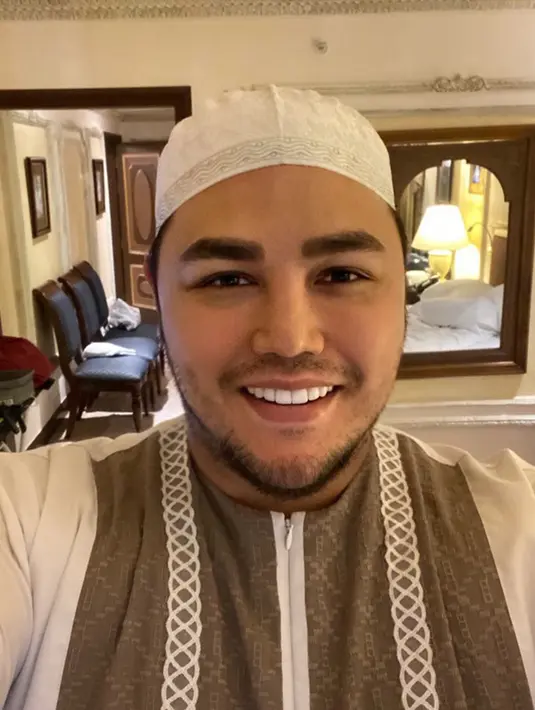 Dalam postingan ini, aura Ivan Gunawan semakin terpancar saat ia memakai peci. Momen umrah Igun ini menuai tanggapan positif dari netizen bahkan mereka mendoakan agar igun segera mendapatkan jodoh. (Liputan6.com/IG/@ivan_gunawan)