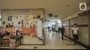 banyak 1.250-1.300 toko ritel di Indonesia terpaksa tutup. (merdeka.com/Iqbal S. Nugroho)
Pengunjung melintasi toko ritel yang tutup di salah satu pusat perbelanjaan kawasan Glodok, Jakarta, Senin (7/6/2021). Penutupan toko ritel disebabkan oleh pandemi Covid-19 dan menurunnya daya beli masyarakat.