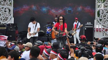 Grup band musik Slank tampil sebagai pengisi puncak Apel Kebangsaan 'Kita Merah Putih' di lapangan Pancasila Simpang Lima Semarang, Minggu (17/3). Seperti diberitakan sebelumnya, acara tersebut digelar untuk mempersatukan masyarakat. (Liputan6.com/Gholib)
