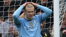 Ekspresi kecewa pemain Manchester City, Erling Haaland setelah gagal melakukan tendangan penalti ke gawang Everton pada laga lanjutan Liga Inggris 2024/2025 di Etihad Stadium, Manchester, Inggris, Kamis (26/12/2024). (AFP/Darren Staples)