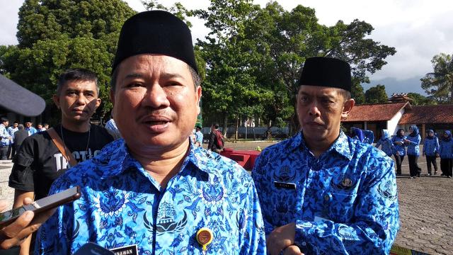 Bupati Rudy Gunawan saat memberikan keterangan di depan wartawan ihwal pelayanan terpadu saat libur lebaran, di halaman Setda Garut