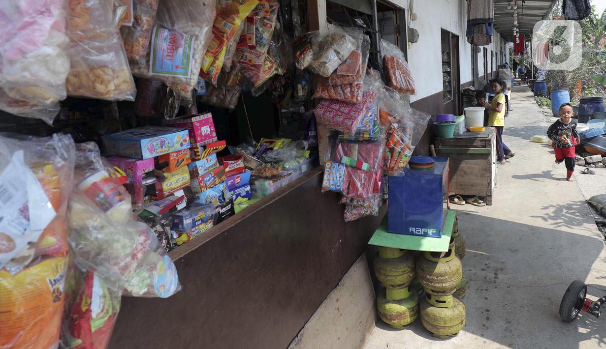 Warga beraktivitas di kawasan Kampung Aquarium saat PSBB, Penjaringan, Jakarta Utara, Kamis (17/9/2020). Kampung Aquarium rencanannya akan dibangun kampung susun yang diperuntukkan bagi warga sekitar. (Liputan6.com/Johan Tallo)