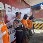 Polisi mengamankan 3 tersangka pengiriman kendaraan ilegal ke Timor Leste. (Dian Kurniawan/Liputan6.com)