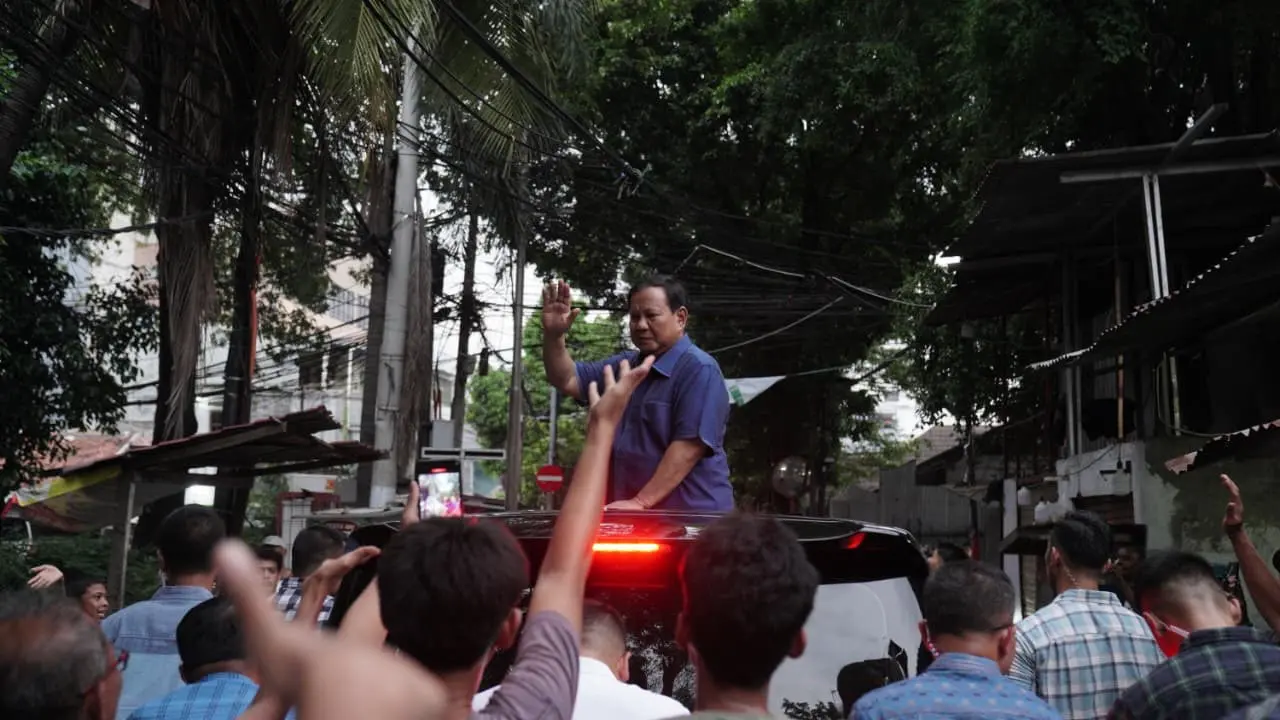 Presiden Prabowo Subianto mendatangi permukiman padat di bantaran rel kereta api