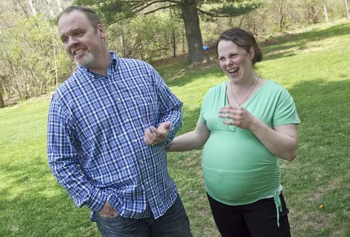 Jay Schwandt dan Kateri Schwandt yang tengah menantikan kelahiran bayi ke-14 mereka, diperkirakan Kateri melahirkan pada bulan April 2018. (AP)