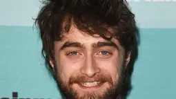 Aktor Daniel Radcliffe yang tenar berkat perannya sebagai Harry Potter itu tampil dengan wajah berewokan saat hadir di San Diego Comic-Con 2015 di San Diego, California, 11 Juli 2015. (Jason Merritt/Getty Images untuk Entertainment Weekly/AFP) 