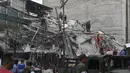 Tim penyelamat bekerja mencari korban di antara reruntuhan sebuah bangunan yang ambruk akibat gempa dahsyat di Mexico City, meksiko, Selasa (19/9). Gempa dahsyat berkekuatan 7,1 Skala Richter mengguncang Ibu Kota Mexico City. (Omar Torres/AFP)