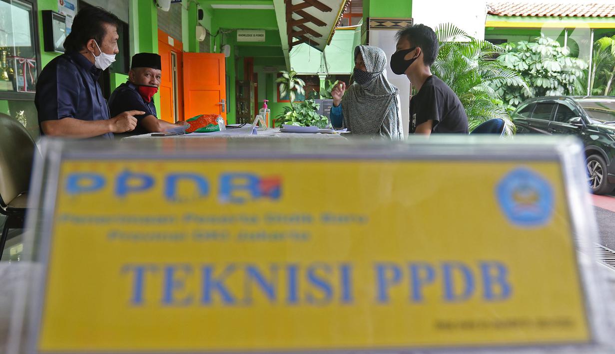 ng tua murid mencari informasi pengajuan akun untuk mengikuti proses PPDB 2021/2022 di SMA Negeri 87 Jakarta, Senin (7/6/2021). Pada tahun ini, ada empat jalur pendaftaran yang dibuka meliputi jalur prestasi, afirmasi, zonasi, perpindahan tugas orang tua dan anak guru. (Liputan6.com/Herman Zakharia)