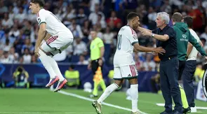 Pelatih Real Madrid, Jose Mourinho (kanan), menyambut Kylian Mbappe yang meninggalkan lapangan saat diganti pada laga kontra Inter Milan di Liga Champions, di Santiago Bernabeu, Rabu (9/9/2026) dini hari WIB. (Thomas Coex/AFP)