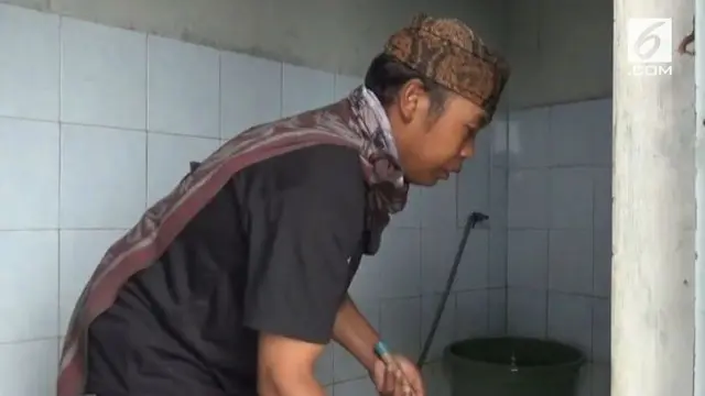 Seorang Kepala Desa menyambil menjadi penjaga toilet karena sama-sama melayani masyarakat.