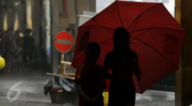 Pengojek payung di salah satu tempat perbelanjaan di kawasan Tanah Abang, Jakarta, Selasa (9/2). Alasan menjadi pengojek payung merupakan tuntutan ekonomi untuk menambah penghasilan sehari - hari mereka yang serba kekurangan. (Liputan6.com/Faisal R Syam)