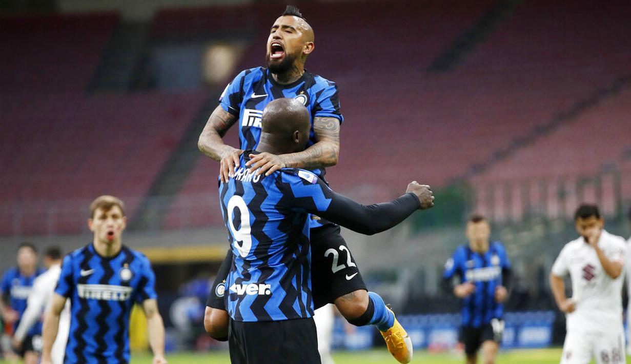 Striker Inter Milan, Romelu Lukaku, melakukan selebrasi bersama Arturo Vidal usai mencetak gol ke gawang Torino pada laga Liga Italia di Stadion Giuseppe Meazza, Minggu (22/11/2020). Inter Milan menang dengan skor 4-2. (AP/Antonio Calanni)