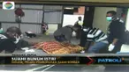 Seorang ibu rumah tangga ditemukan tewas di kamar  mandi rumah. Diduga korban dibunuh suaminya.