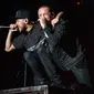 Mike Shinoda (kiri) dan Bennington tampil di Festival Rock On The Range, Stadion Columbus, Ohio, pada Mei 2015. Empat jam sebelum kematian Chester Bennington, Linkin Park merilis video untuk lagu terbarunya bertajuk ‘Talking to Myself’. (AP/Amy Harris)