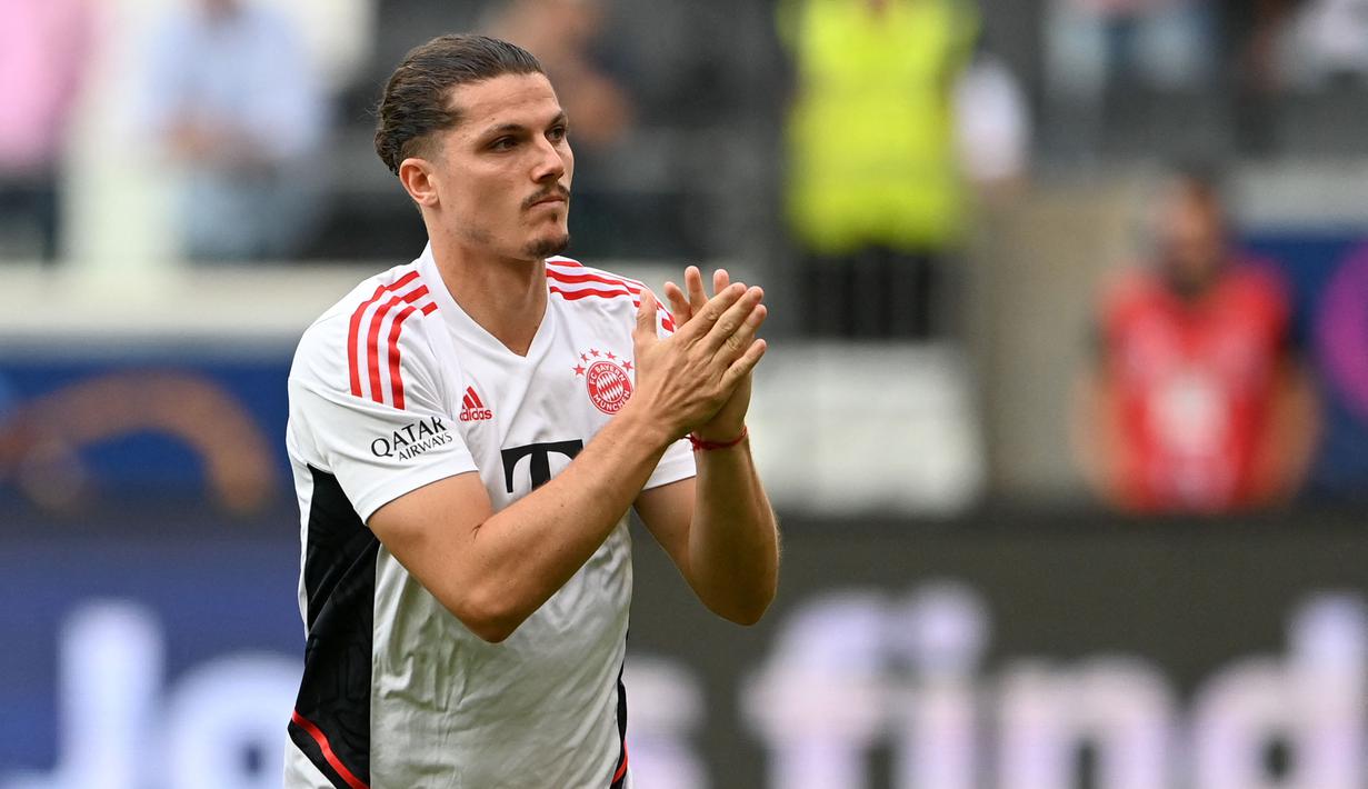 Pemain Bayern Munchen, Marcel Sabitzer saat melakukan pemanasan sebelum mengharapi Eintracht Frankfurt pada laga Liga Jerman 2022/2023 di Frankfurt am Main, Jerman 5 Augustus 2022. Sabitzer agak kesulitan menembus skuad utama Bayern. Ia tidak mampu menggantikan Leon Goretzka dan Joshua Kimmich di lini tengah. Sejauh ini, Sabitzer telah membukukan 54 penampilan dengan mencetak dua gol dan dua assist. (AFP/Christof Stache)